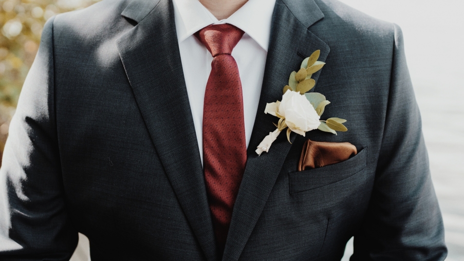 Choosing Between Notched Lapels or Peak Lapels for a Stylish Groom Suit