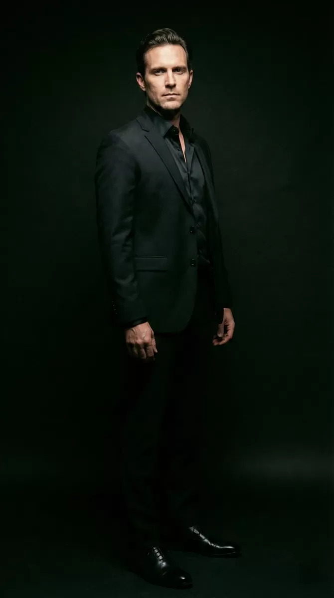 Black suit and black shirt-S3-03 Black suit and black shirt: The all-black statement